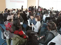 来访的同学们与本校中国留学生促膝交谈