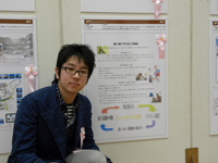 入賞したアイデアを展示したパネルと<br>中島さん