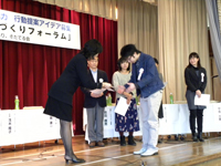 浅木会長から表彰される中島さん