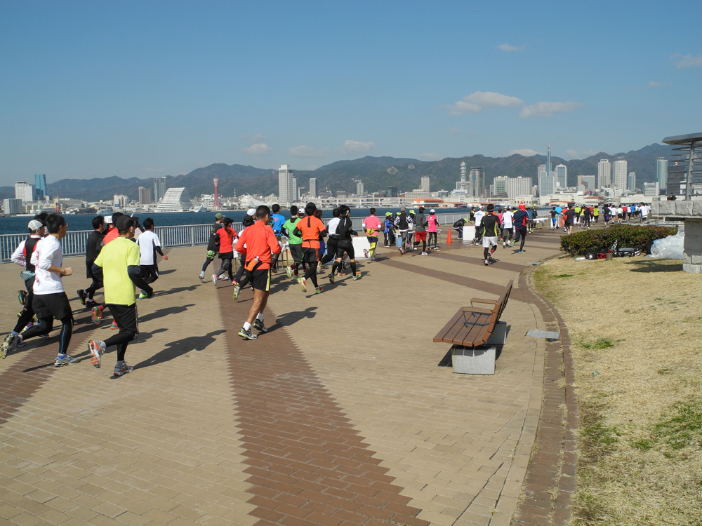 ポートアイランドキャンパスに隣接する「しおさい公園」を走るランナー