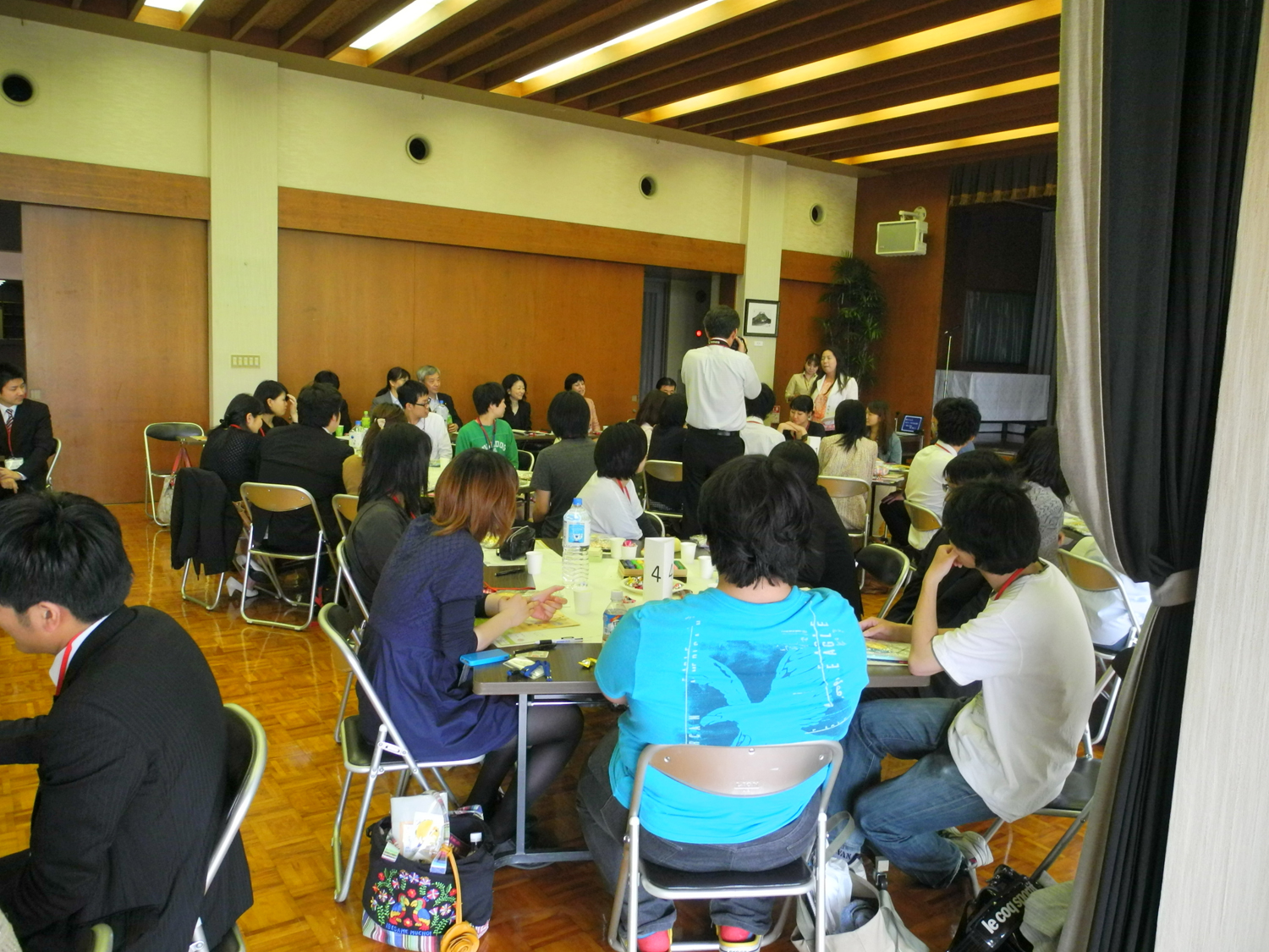 消費者問題について熱心に聞き入る学生たち