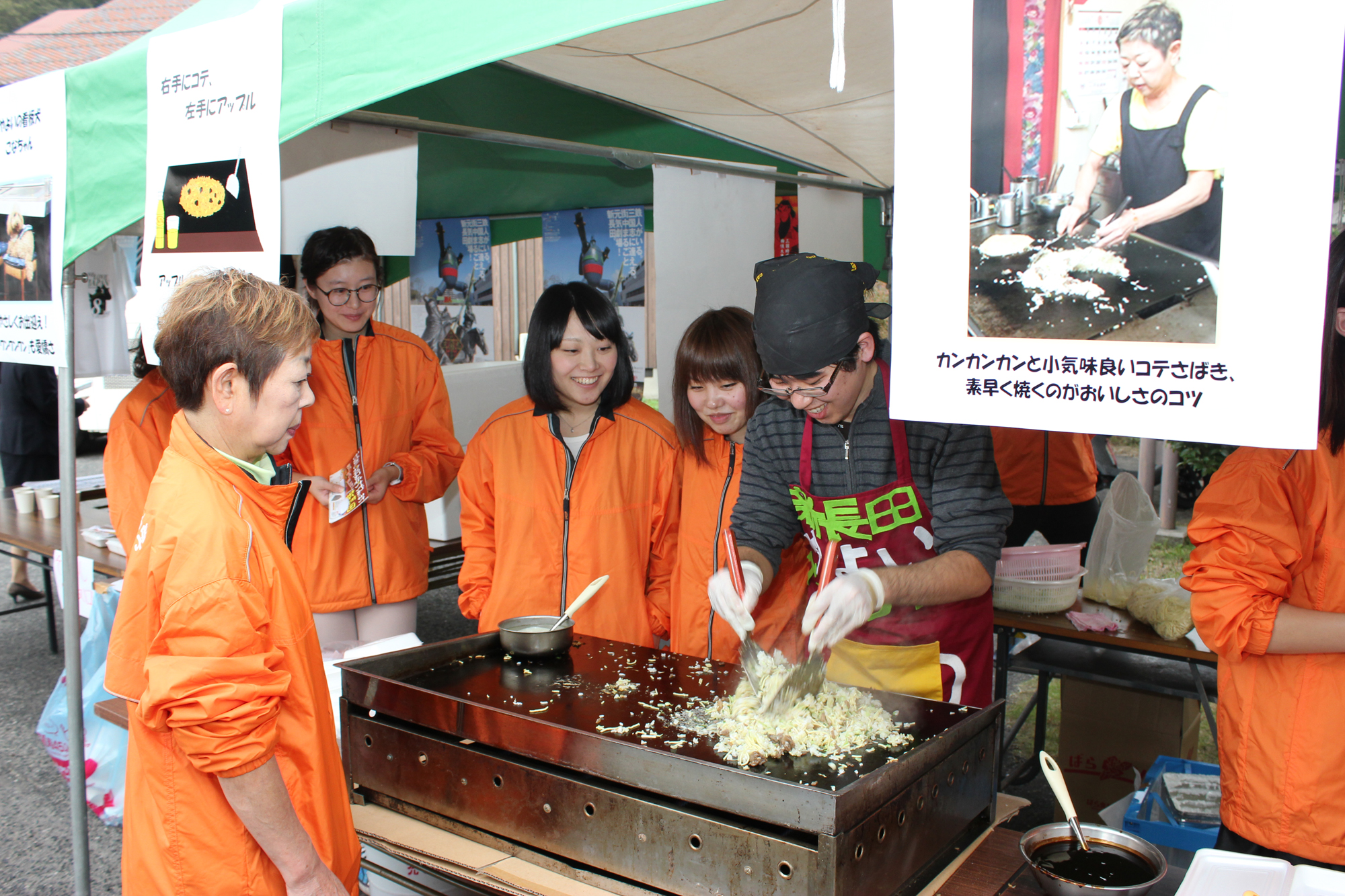 お好み焼き店「やよい」のママさんも同行してくれて、名物「グッドライス(そばめし)」の実演試食会も開催しました