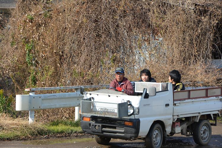 広大な果樹団地では、トラックを使って移動します。