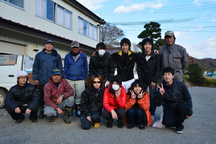 6人の学生たちを受け入れてくださった押部谷果樹団地の農家の皆さまと。