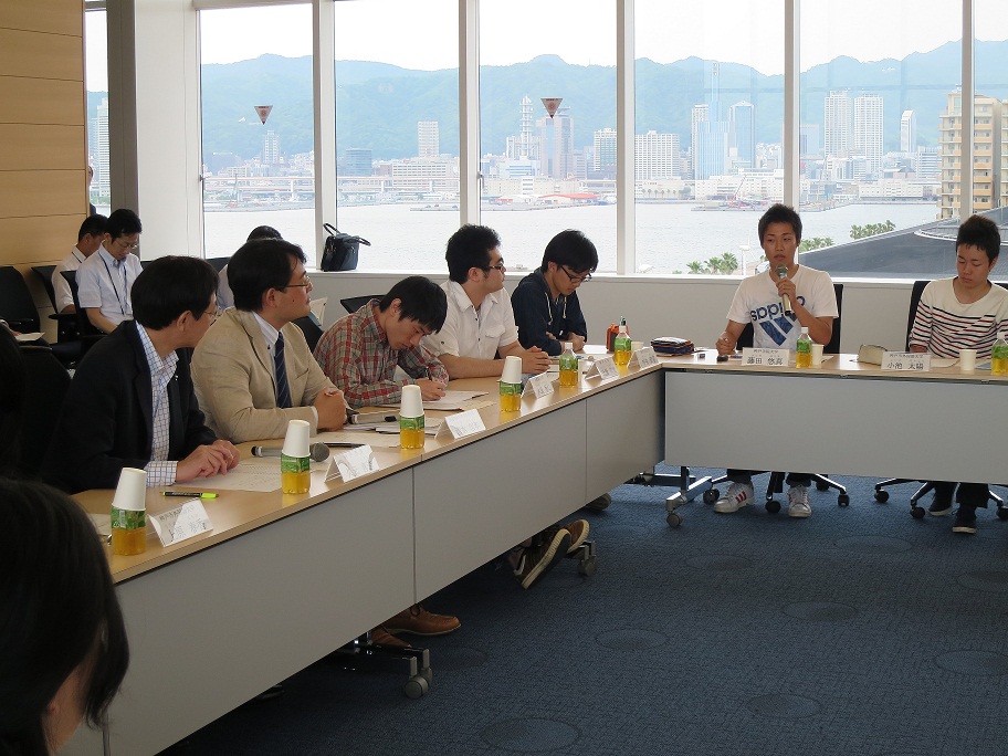 円卓会議にて、「ポーアイ2期の活性化」について話す藤田悠真さん