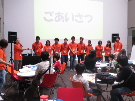 最初に、学生スタッフのご挨拶。<br>社会防災学科1年次生10名が務めます。