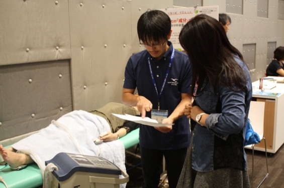 体成分が分析できる「In Body」を担当する南先生。<br>計測結果の解説を丁寧に伝えていました。