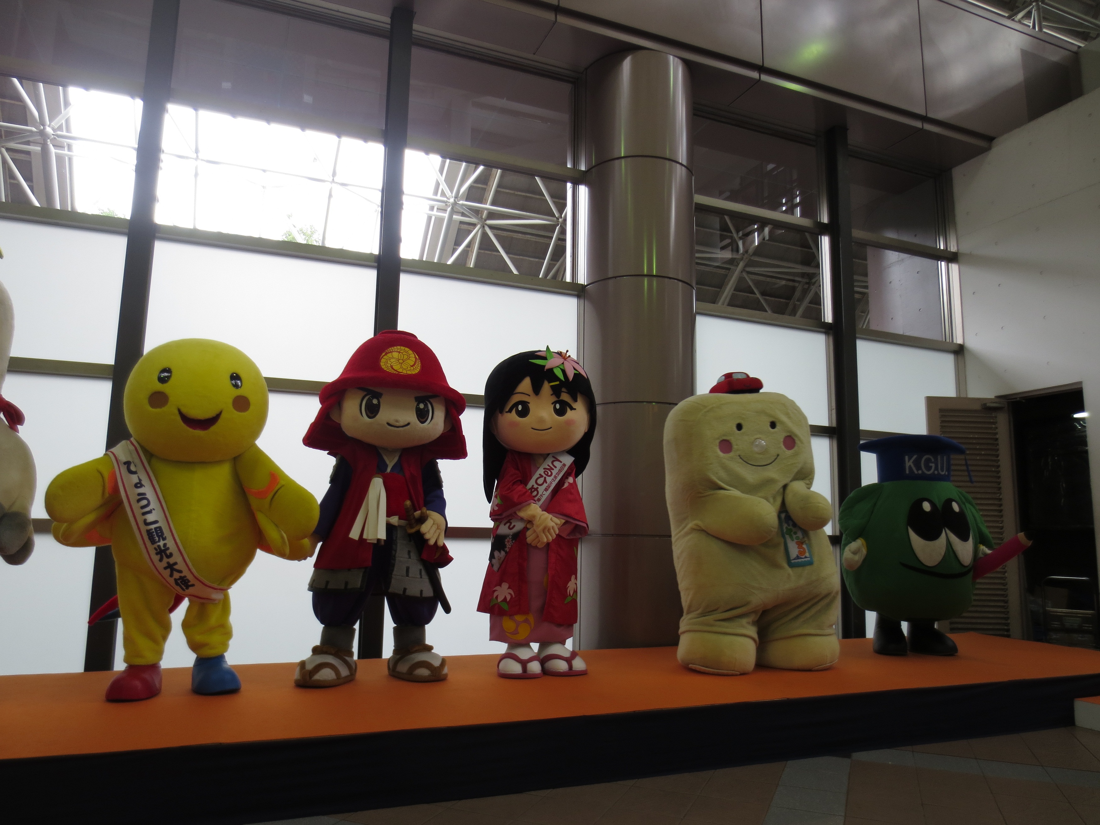 ゆるキャラたちが大集合!マナビーが本学をアピールし、ミュージアフェアを盛り上げます。