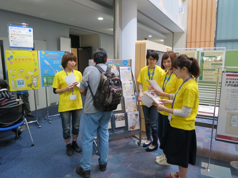 学生たちが考案した「簡単ヘルシーレシピ」を紹介
