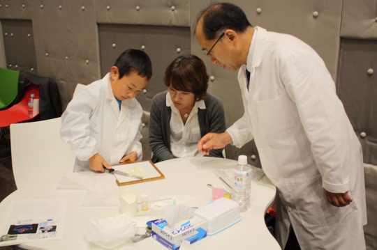 最後に、「すべすべ軟膏」づくり。<br>軟膏台とヘラをつかって、みんな上手に作れました。