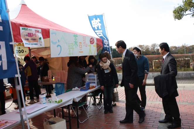 久元市長もブースに来られ、学生達にエールを送ってくださいました。