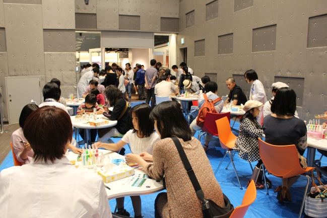 開場と同時に、多くの人で会場は大賑わい