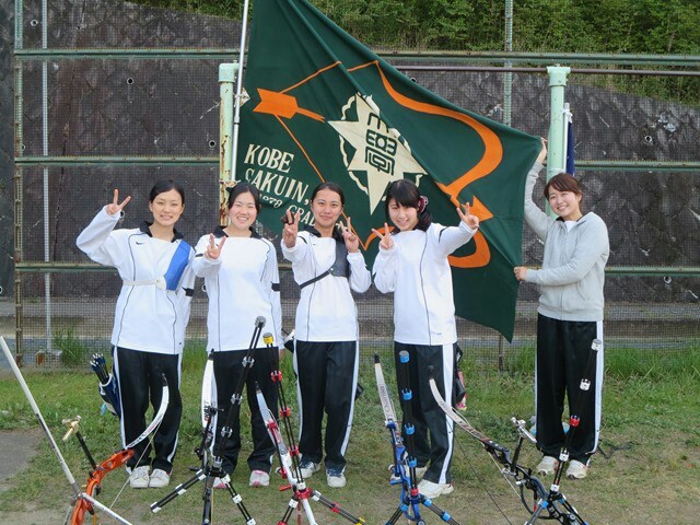 念願の1部入りを果たして笑顔があふれる、左から吉川さん、神頭さん、升井さん、阿部智美さん(栄養学部4年次生)、梶原可奈子さん(人文学部2年次生)