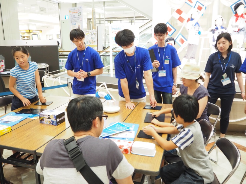 「大気の重さを体験する」実験で、ゴム板にかかる力について説明する楢原さん
