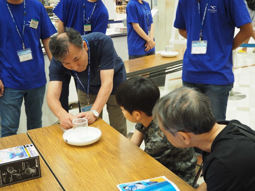 高潮の実験を説明する大塚教授