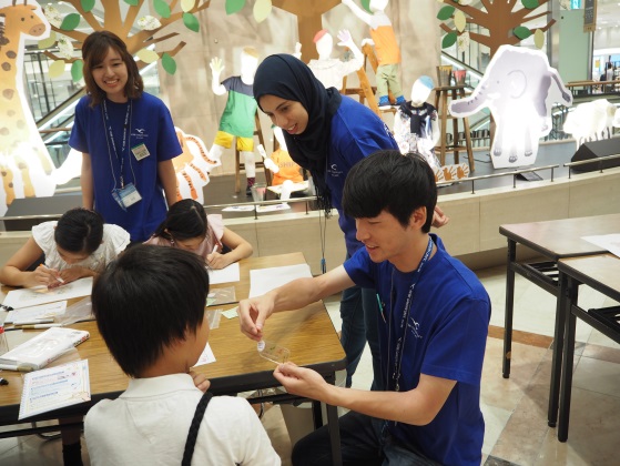 参加した子どもに焼きあがったプラバンを渡す中村卓廊さん