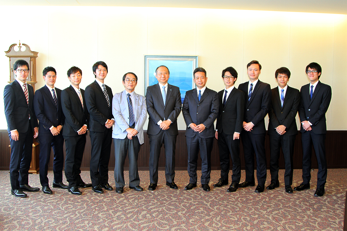 佐藤学長を囲んで記念撮影