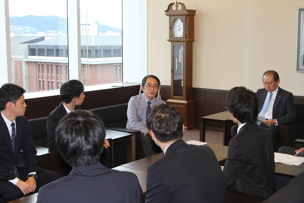 合格を祝福する田中法学部長
