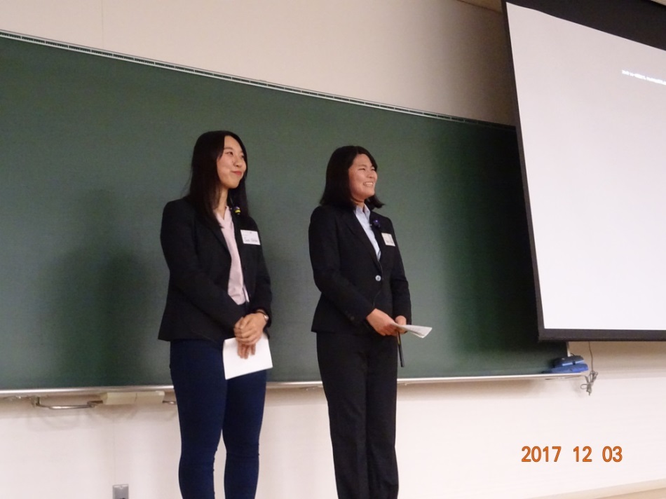 笑顔で審査委員の質疑応答を受ける中井さん(左)と酒井さん(右)