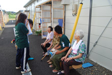 ■最初は緊張していた学生も、入居者のお年寄りと談笑できるまでに