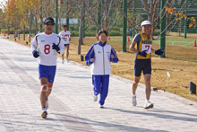 ■市民ランナーの方々に伴走するパナソニック女子陸上競技部の吉川美香選手
