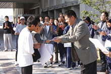 ■本学女子駅伝競走部・田端部長より入賞者へ賞状を授与
