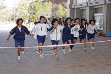 ■みんな一緒に手をつないでゴールした中学生チーム