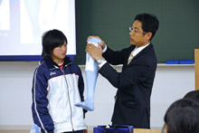 ■久光製薬株式会社による講習会(左は本学女子駅伝競走部員)