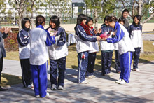 ■本学女子駅伝競走部から招待選手の二人に花束を贈呈