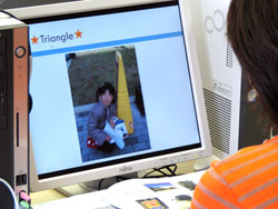 子どもの活動の様子をパソコンで見る母親