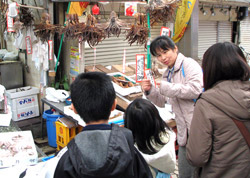子どもたちと魚の棚を探検する大畑仁美・栄養学部講師