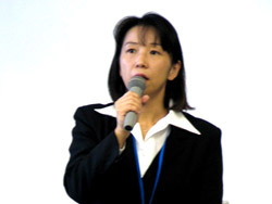 子どもたちに英語レッスンをする中西のりこ・経営学部准教授