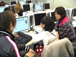 年齢を超えて交流する、経営学部や人文学部の学生たちと小学生