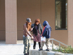 初めて出会った小学生と大学生が一緒になってキャンパスを探検