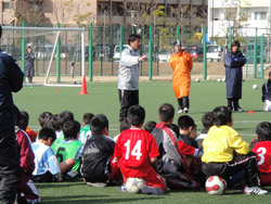 本学サッカー部の小松晃監督による指導。小学生は真剣に聞いていました。