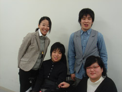 講演終了後ユニバーサル・アドバイザーの4人の記念撮影を行いました