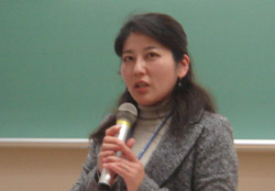 「サービス提供者側が、高齢者や障がい者に対する対応を学び、よりよいサービスを行う時代」と事業報告を行った糟谷講師