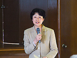 高齢者のリスクについてわかりやすく説明する西垣教授