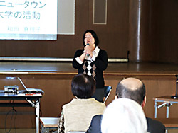 学生と住民の交流活動を紹介する和田准教授