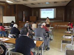 メモをしながら聞き入る受講者たち