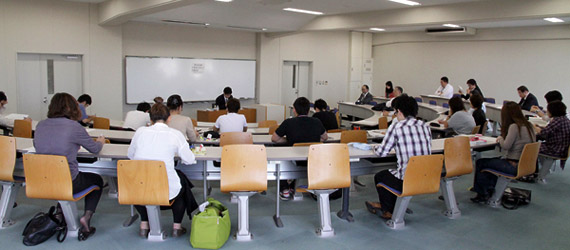 「新司法試験合格者を迎えての報告会」を開催