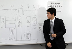 会場からの質問にも、ボードを用いて解説するなど丁寧に答える井高さん