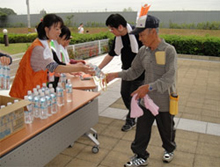 水分補給も大切です。参加者も体調に気を使いながら歩きます。