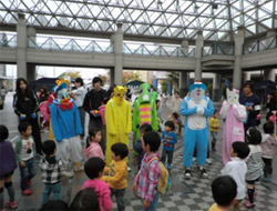 神戸学院大学生たち扮する着ぐるみのキャラクターは子どもたちに大人気。