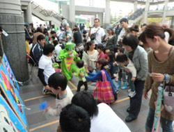 本学スポーツマネジメントユニットが行った的あてにも多くの子どもたちが集まりました。