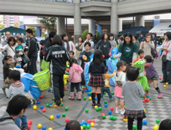 最後は玉入れ。子どもたちは大好きなキャラクターのもつカゴに玉を入れます。