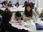 学生スタッフと一緒にカレンダーづくりを楽しむ子どもたち