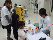 最初は戸惑いがちだった子どもたちも、視覚障がい者に扮するお兄さんに自分から話しかけられるようになりました