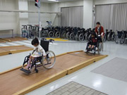 初めての車いす体験。一人でも大丈夫