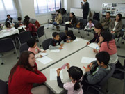 留学生のお姉さんたちと交流。言葉が分からなくても、すぐに打ち解けた
